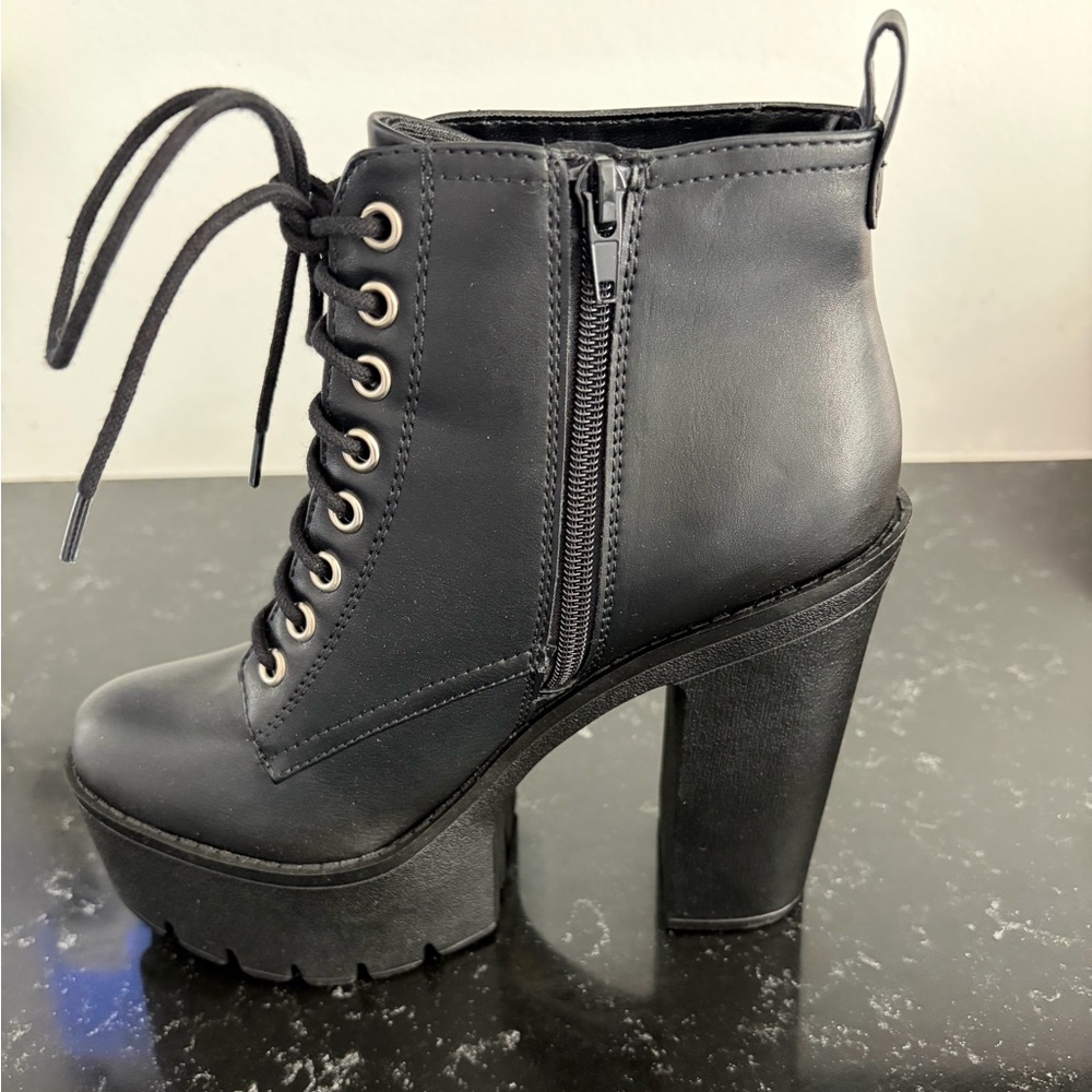 BRAND NEW Women's Black Platform Lace-Up Ankle Boots